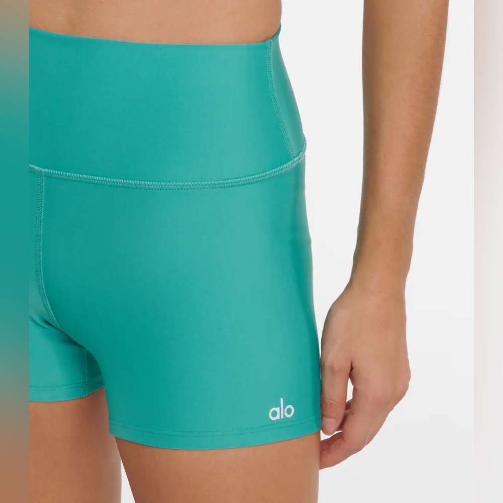 Alo yoga air lift aqua biker shorts plus matching sports bra